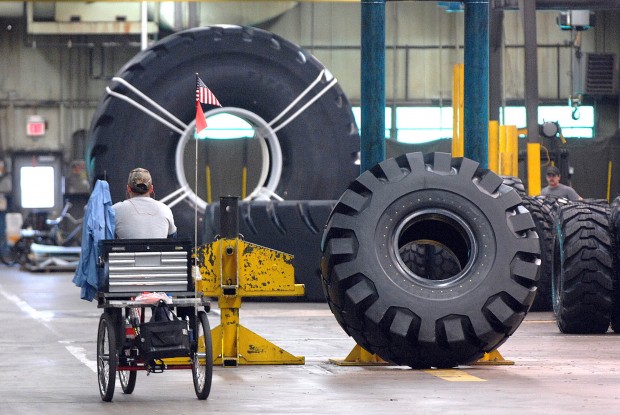 Самая большая шина, которая производится на заводе – диагональная шина для горных работ в размере 70 70 57 дюймов