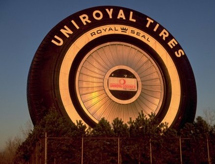 Самая большая шина в мире - гигантский рекламный щит американской компании Uniroyal